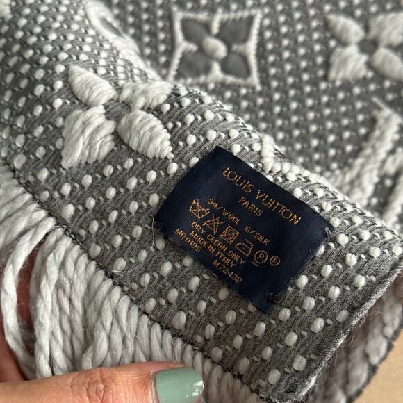 122 LOUIS VUITTON LOGOMANIA SCARF LIGHT GREY - Picture 4 of 5